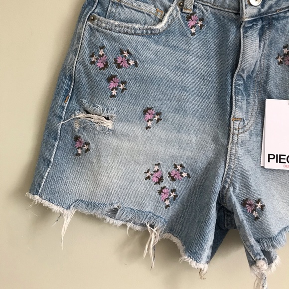NWT ASOS Pieces Embroidered Floral High Waisted Distressed Frayed Denim Shorts - Picture 9 of 11